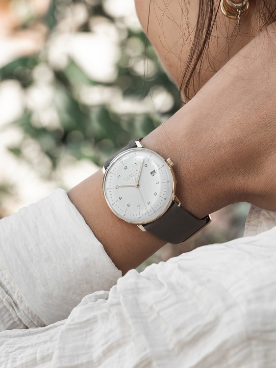 Junghans max bill MEGA Solar Kostenloser Versand