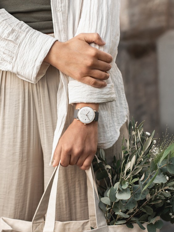 Junghans max bill MEGA Solar Kostenloser Versand