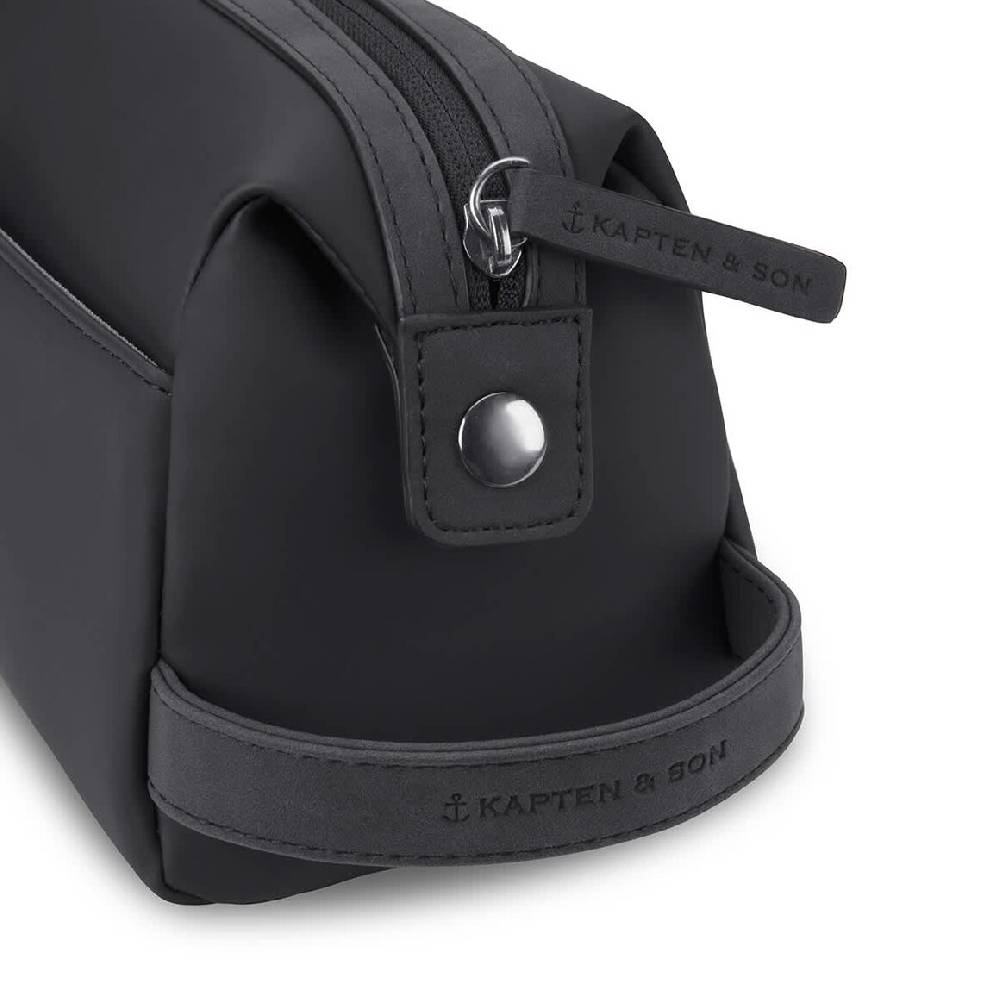 Kpten & Son Windsor All Black Vierteljährliche Förderung