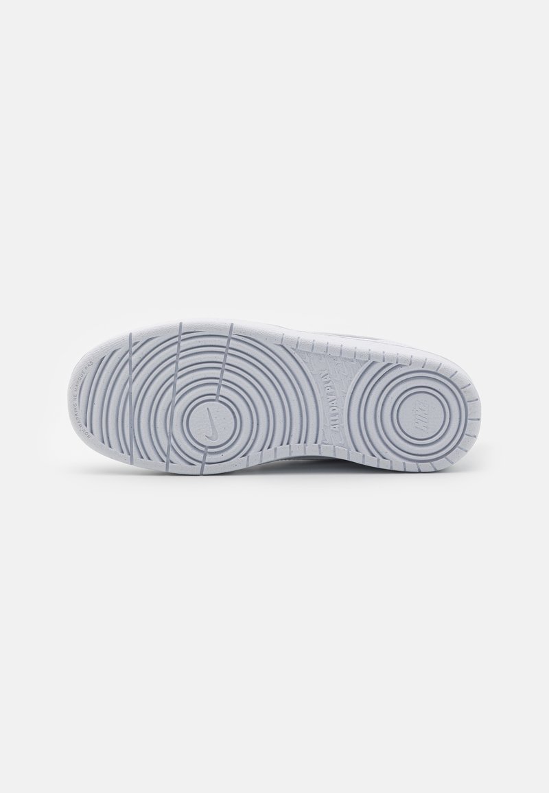 Nike Sportswear Nike Sportswear COURT BOROUGH RECRAFT UNISEX - Trainers - white Top Angebot