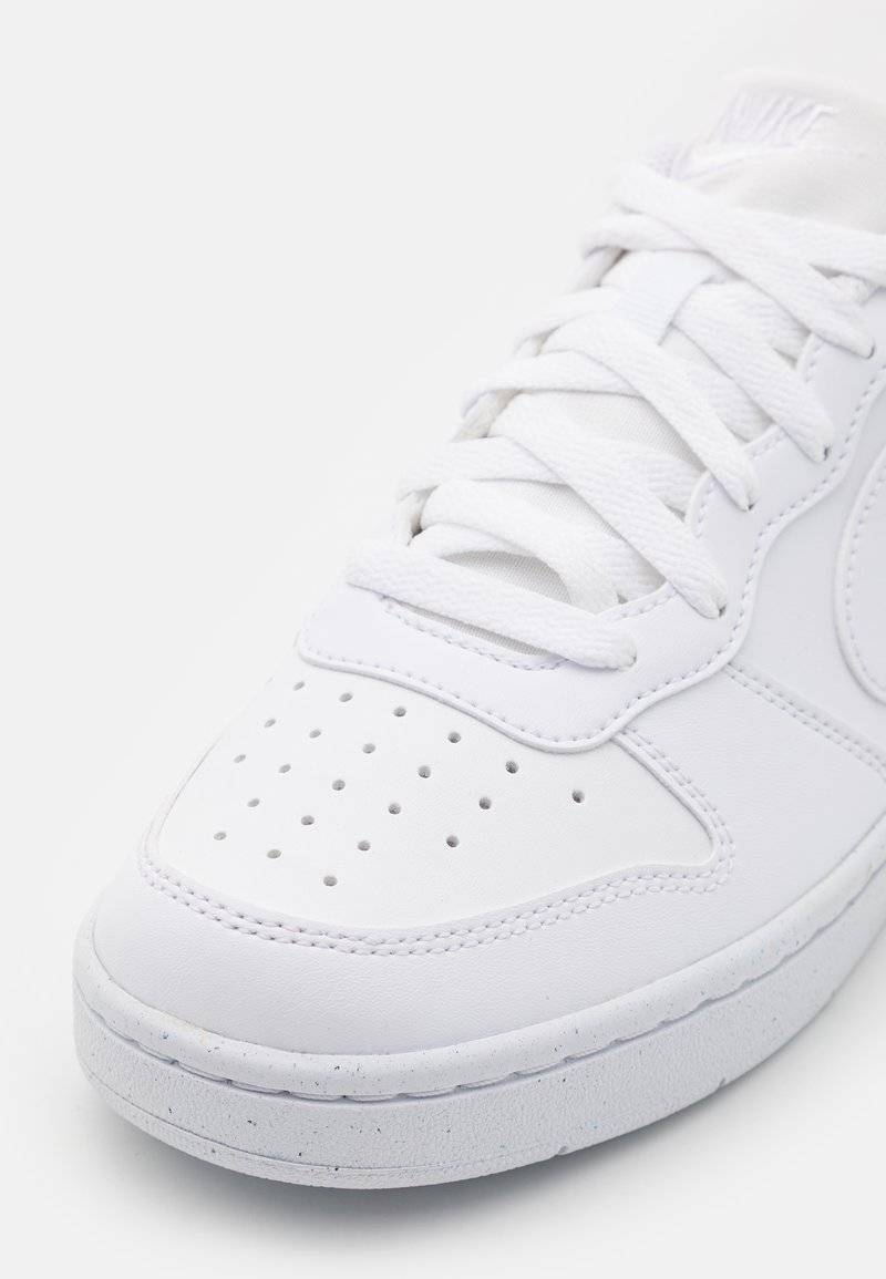 Nike Sportswear Nike Sportswear COURT BOROUGH RECRAFT UNISEX - Trainers - white Top Angebot