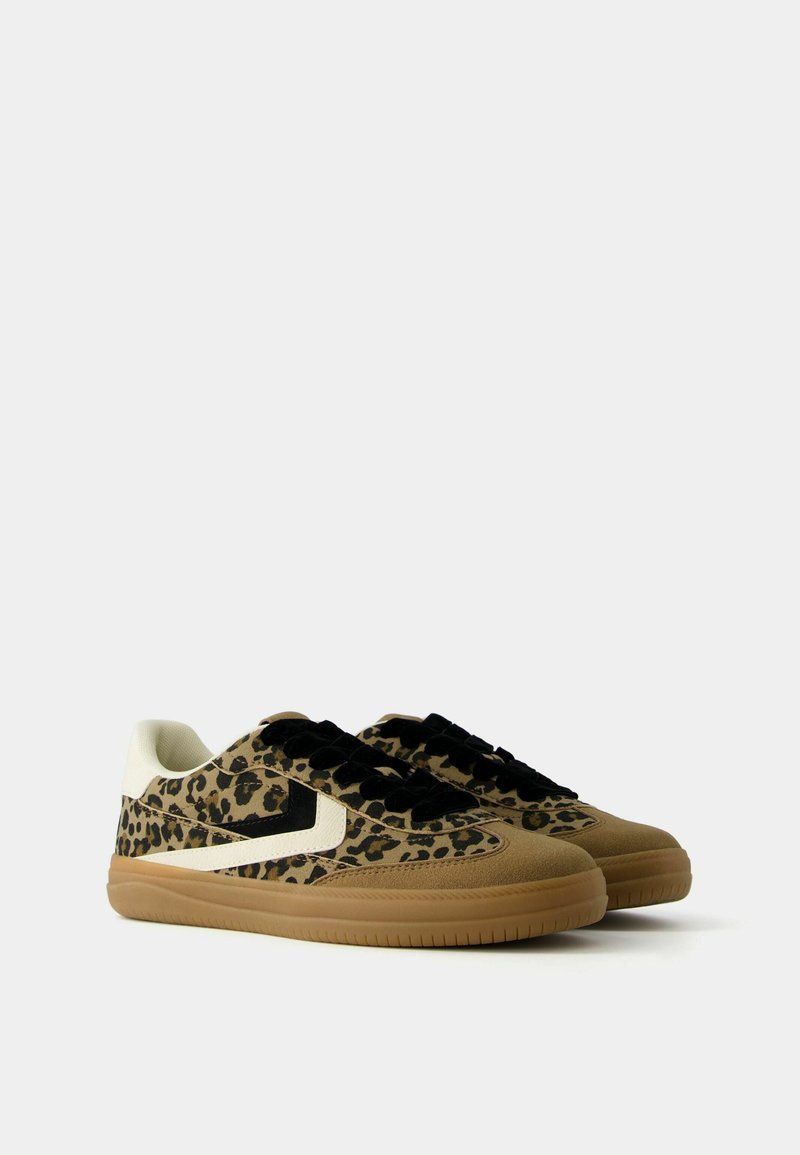 Bershka Bershka RETRO ANIMAL PRINT - Trainers Sonderangebote