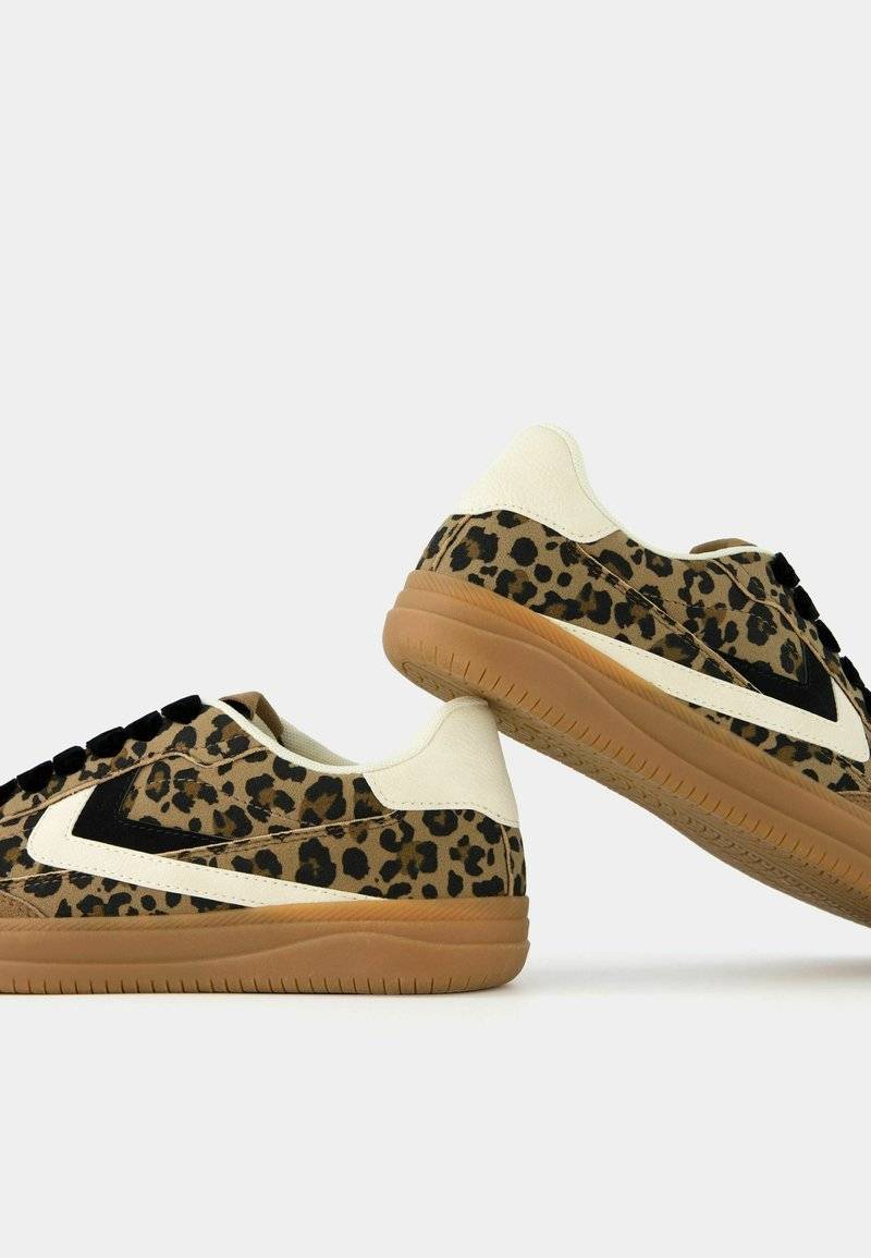 Bershka Bershka RETRO ANIMAL PRINT - Trainers Sonderangebote