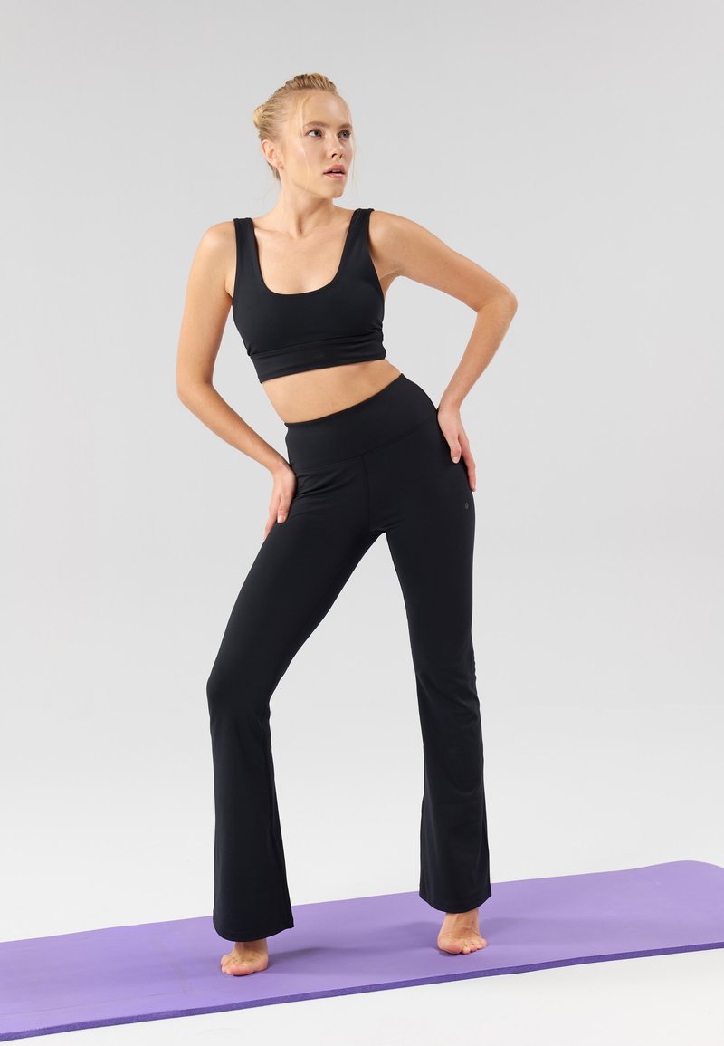 Even&Odd active Even&Odd active FLARED LEGGINGS - Tracksuit bottoms - black Neueste Mode