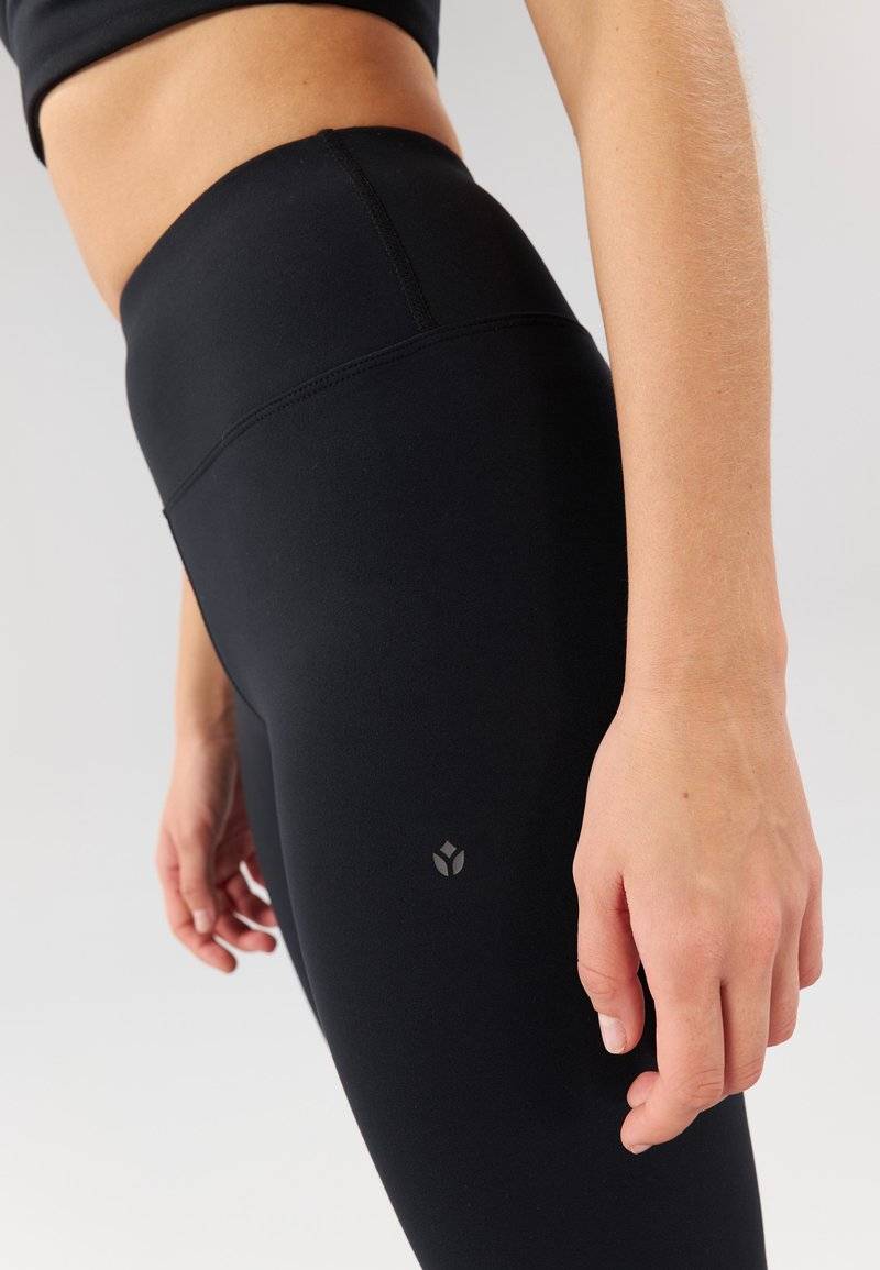 Even&Odd active Even&Odd active FLARED LEGGINGS - Tracksuit bottoms - black Neueste Mode