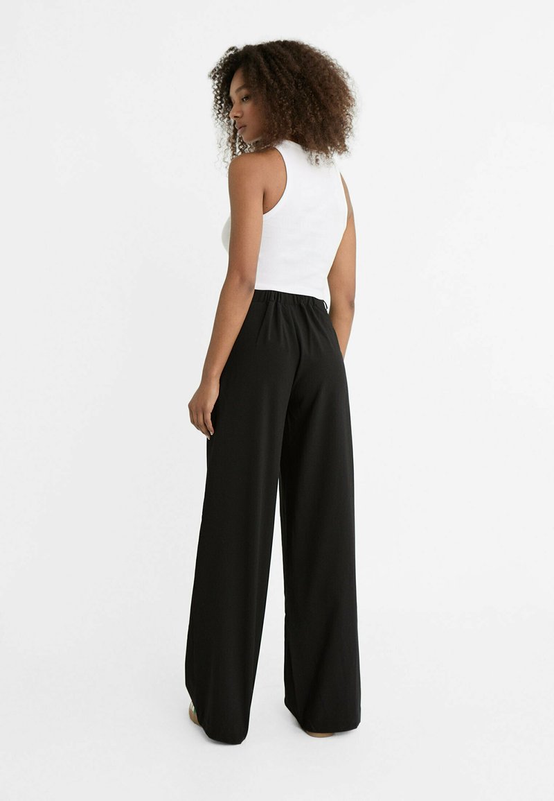 Stradivarius Stradivarius WITH BUCKLE DETAIL - Trousers - black Super Sparpreis