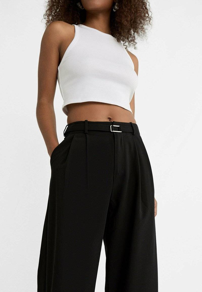 Stradivarius Stradivarius WITH BUCKLE DETAIL - Trousers - black Super Sparpreis