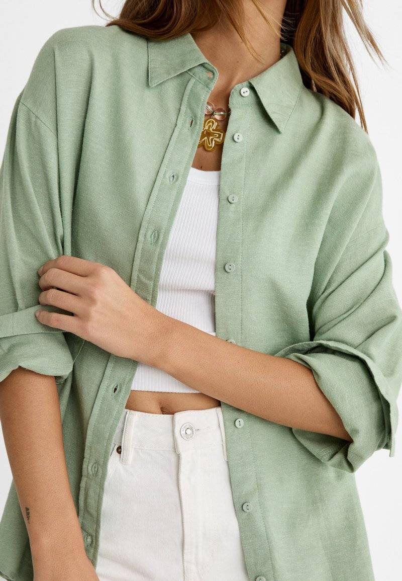 Stradivarius Stradivarius RUSTIKALES DAILY - Button-down blouse - khaki Letzter Tag