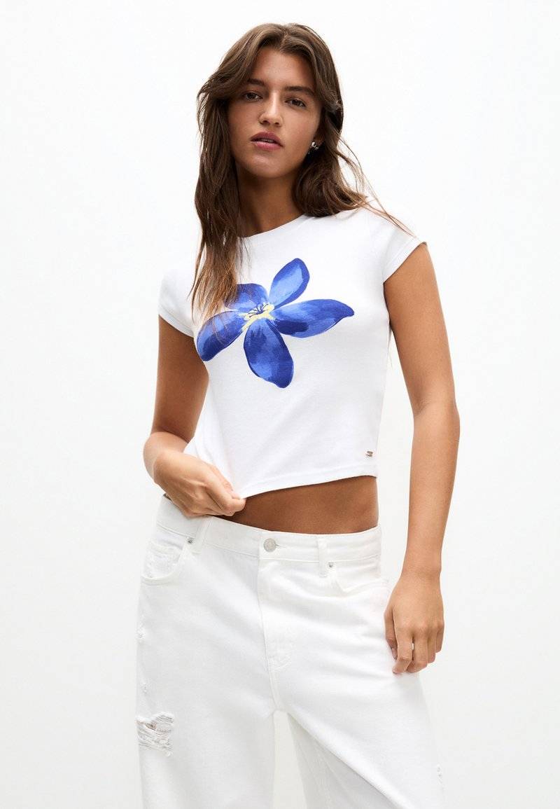 PULL&BEAR PULL&BEAR SHORT SLEEVE FLORAL - Print T-shirt - white Zeitbegrenzte Promotion
