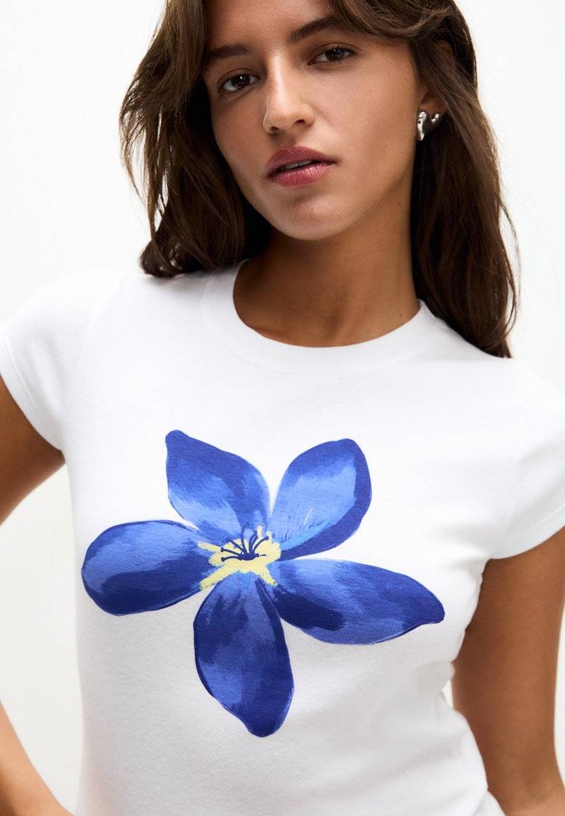 PULL&BEAR PULL&BEAR SHORT SLEEVE FLORAL - Print T-shirt - white Zeitbegrenzte Promotion