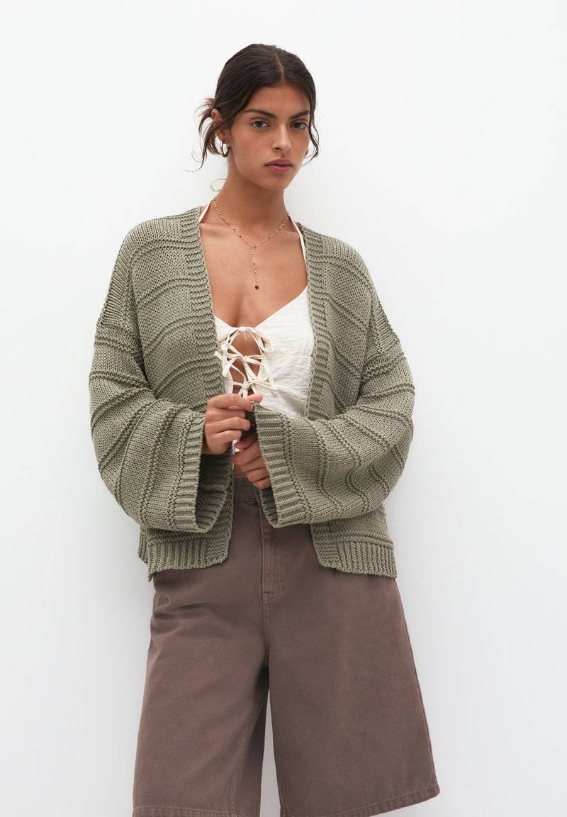PULL&BEAR PULL&BEAR Cardigan - khaki Nur noch ein Tag übrig