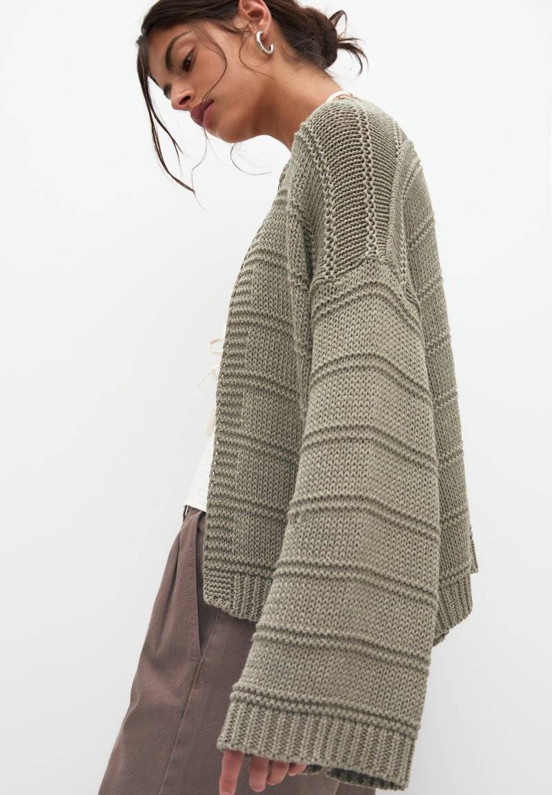 PULL&BEAR PULL&BEAR Cardigan - khaki Nur noch ein Tag übrig