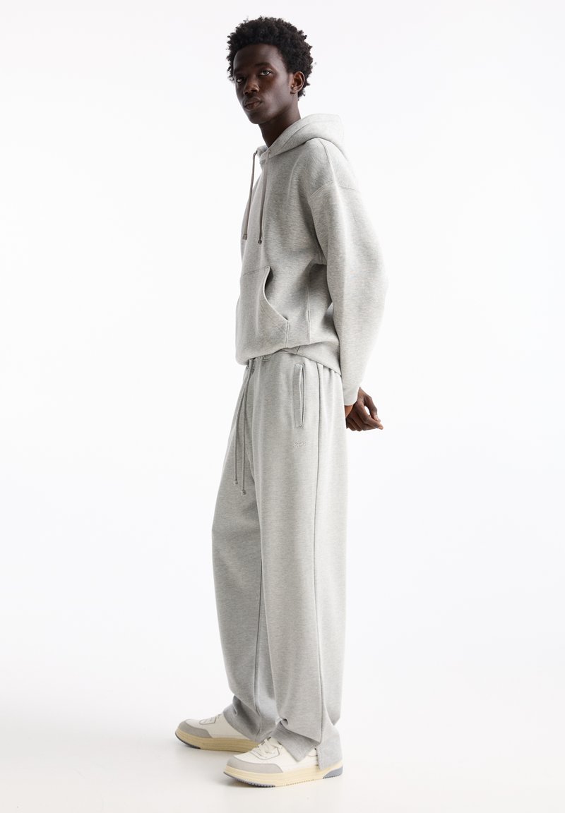 PULL&BEAR PULL&BEAR WIDE JOGGERS - Tracksuit bottoms - light grey Begrenzt auf 3 Tage