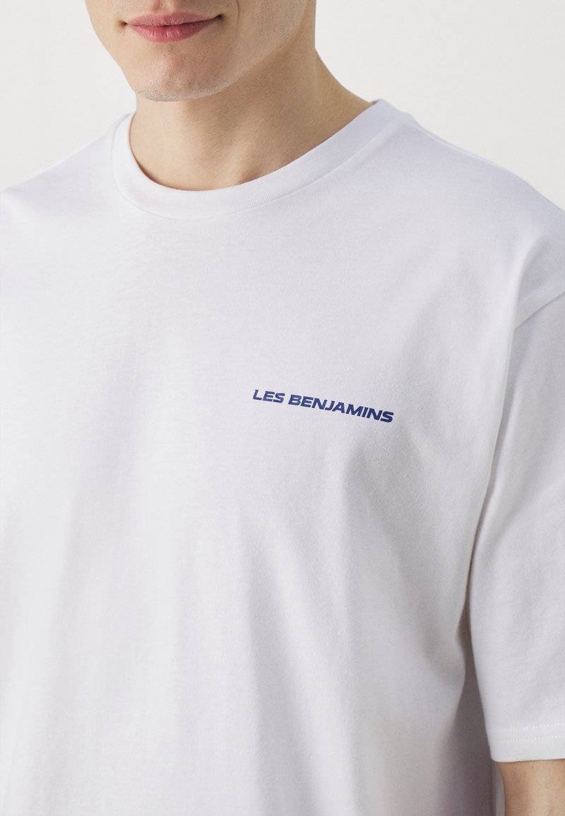 Les Benjamins Les Benjamins RELAXED TEE UNISEX - Print T-shirt - white Speichern exportieren