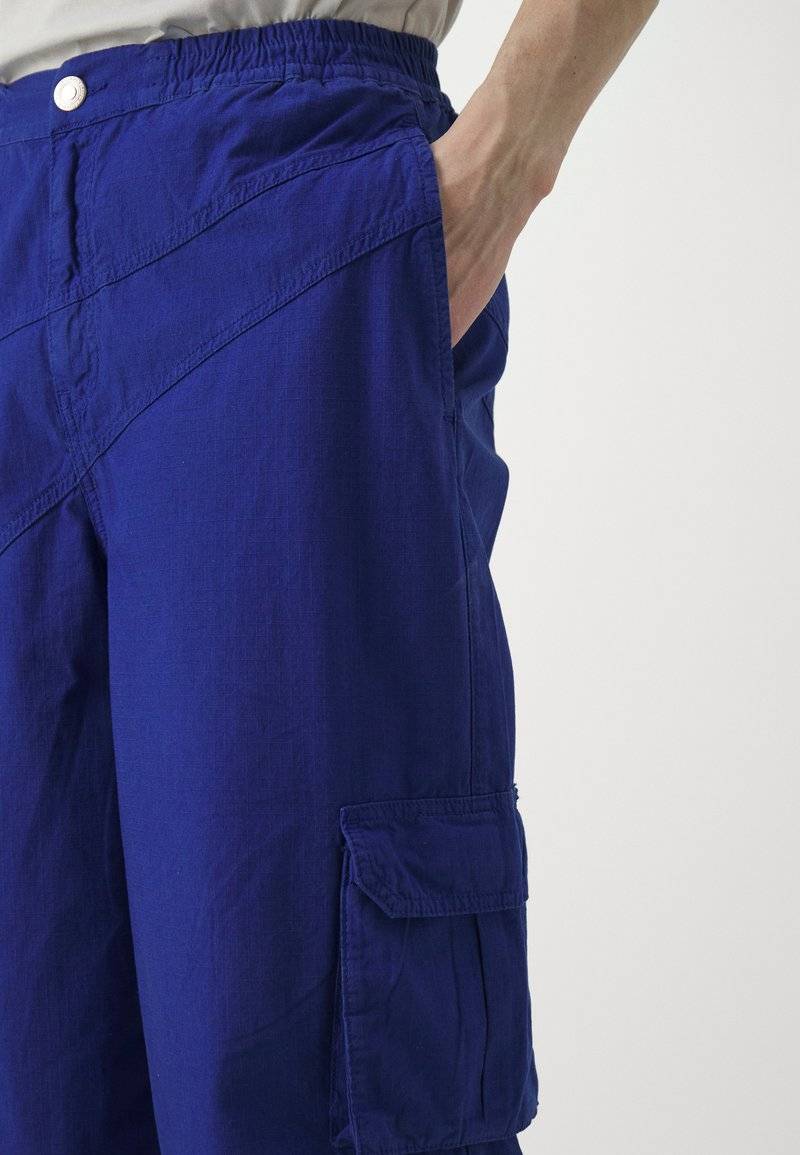 Les Benjamins Les Benjamins PANT UNISEX - Cargo trousers - blue Angebote