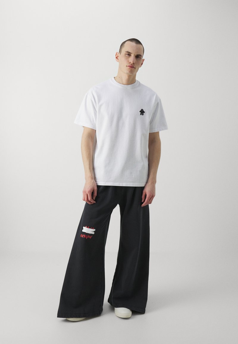 AVAVAV AVAVAV OLD LADY UNISEX - Basic T-shirt - blanc Fabrikpreis