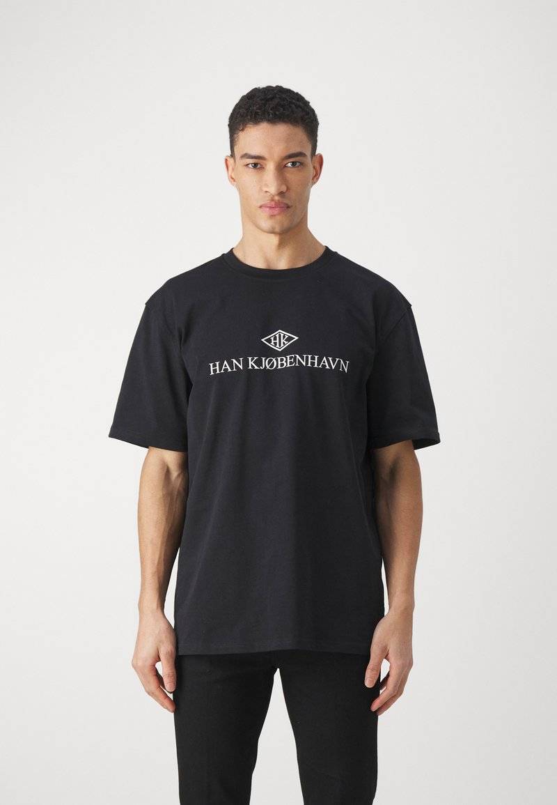 Han Kjøbenhavn Han Kjøbenhavn LOGO BOXY TEE UNISEX - Print T-shirt - black Günstig kaufen
