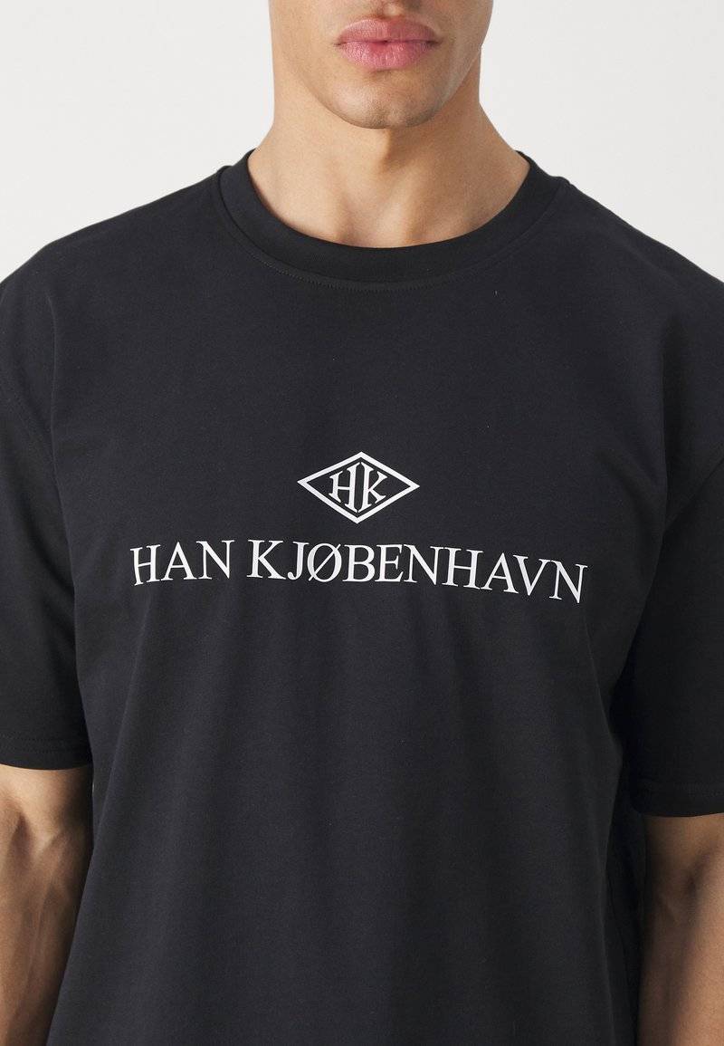 Han Kjøbenhavn Han Kjøbenhavn LOGO BOXY TEE UNISEX - Print T-shirt - black Günstig kaufen