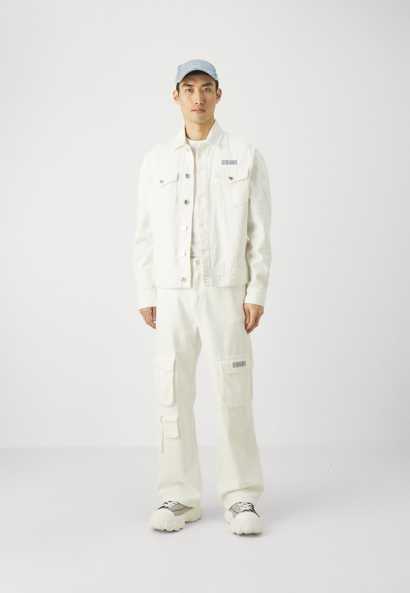 Les Benjamins Les Benjamins JACKET UNISEX - Denim jacket - white Exklusivangebot