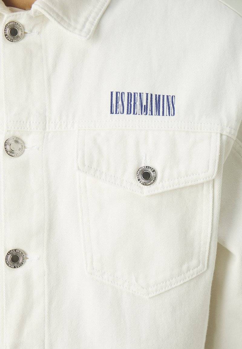 Les Benjamins Les Benjamins JACKET UNISEX - Denim jacket - white Exklusivangebot