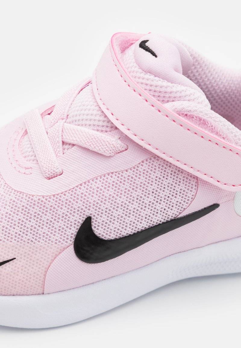 Nike Performance Nike Performance REVOLUTION - Competition running shoes Letzte 2 Tage