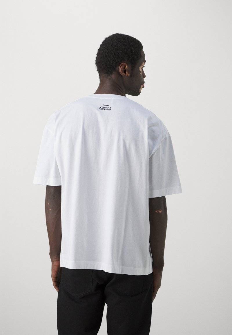 Études Études SPIRIT GUARDIAN UNISEX - Print T-shirt - white Kauf eins, bekomm eins gratis