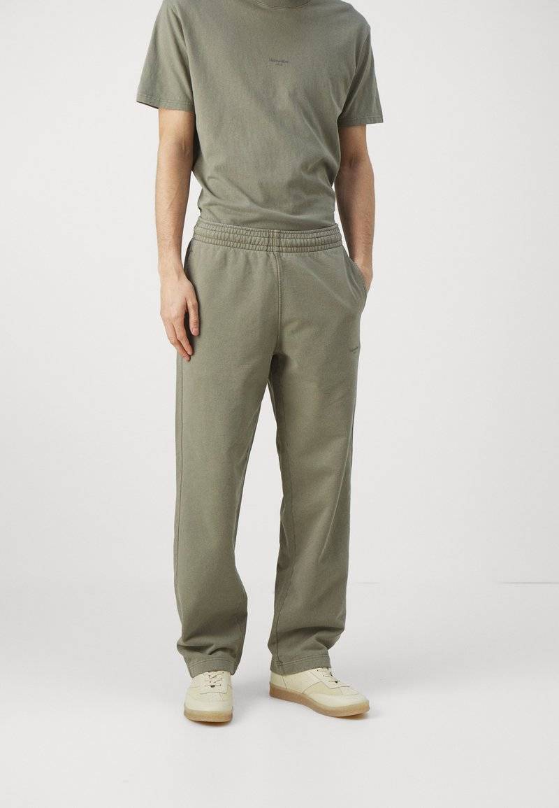 Holzweiler Holzweiler LAGOON OSLO TROUSERS UNISEX - Tracksuit bottoms - green Sonderangebote