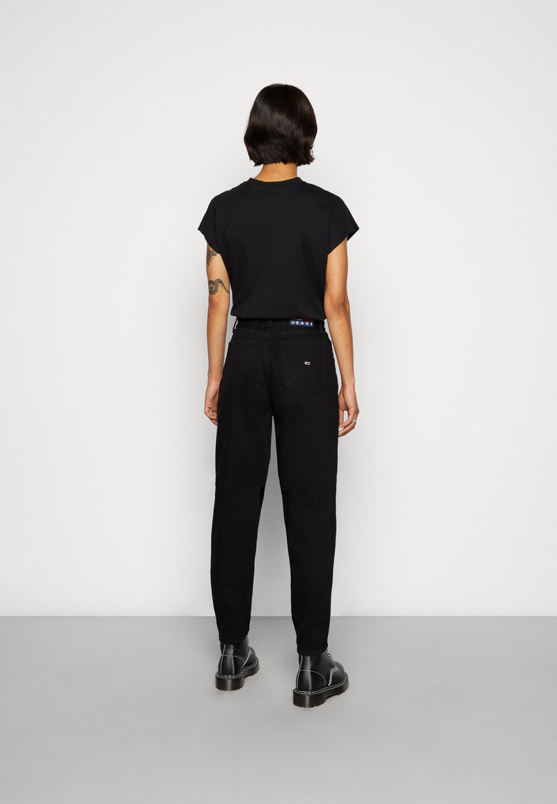 Tommy Jeans Tommy Jeans MOM ULTRA HIGH RISE JEAN TAPERED - Relaxed fit jeans - denim black Begrenzte Freigabe