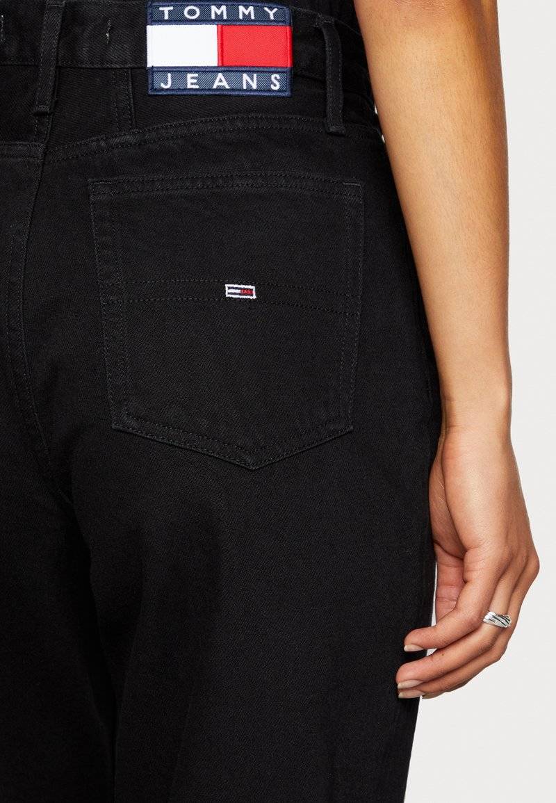 Tommy Jeans Tommy Jeans MOM ULTRA HIGH RISE JEAN TAPERED - Relaxed fit jeans - denim black Begrenzte Freigabe