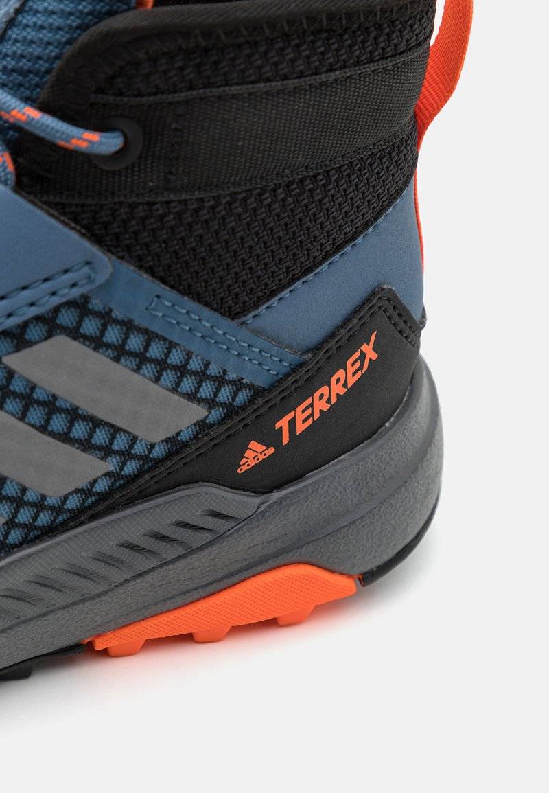 Adidas Terrex Adidas Terrex TERREX TRAILMAKER MID RAIN.RDY HIKING - Hiking shoes im Angebot
