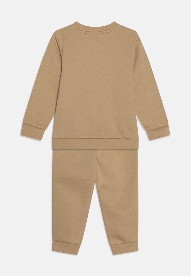 Puma Puma MINICATS EMBROIDERY UNISEX SET - Tracksuit - prairie tan Meist gekauft