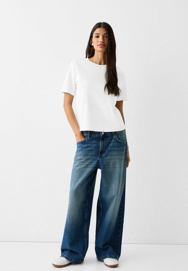 Bershka Bershka SHORT SLEEVE - Basic T-shirt - white Wochenangebot