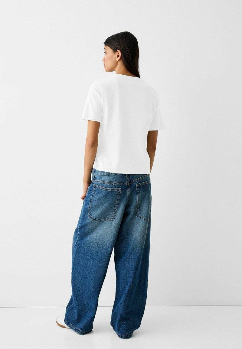 Bershka Bershka SHORT SLEEVE - Basic T-shirt - white Wochenangebot