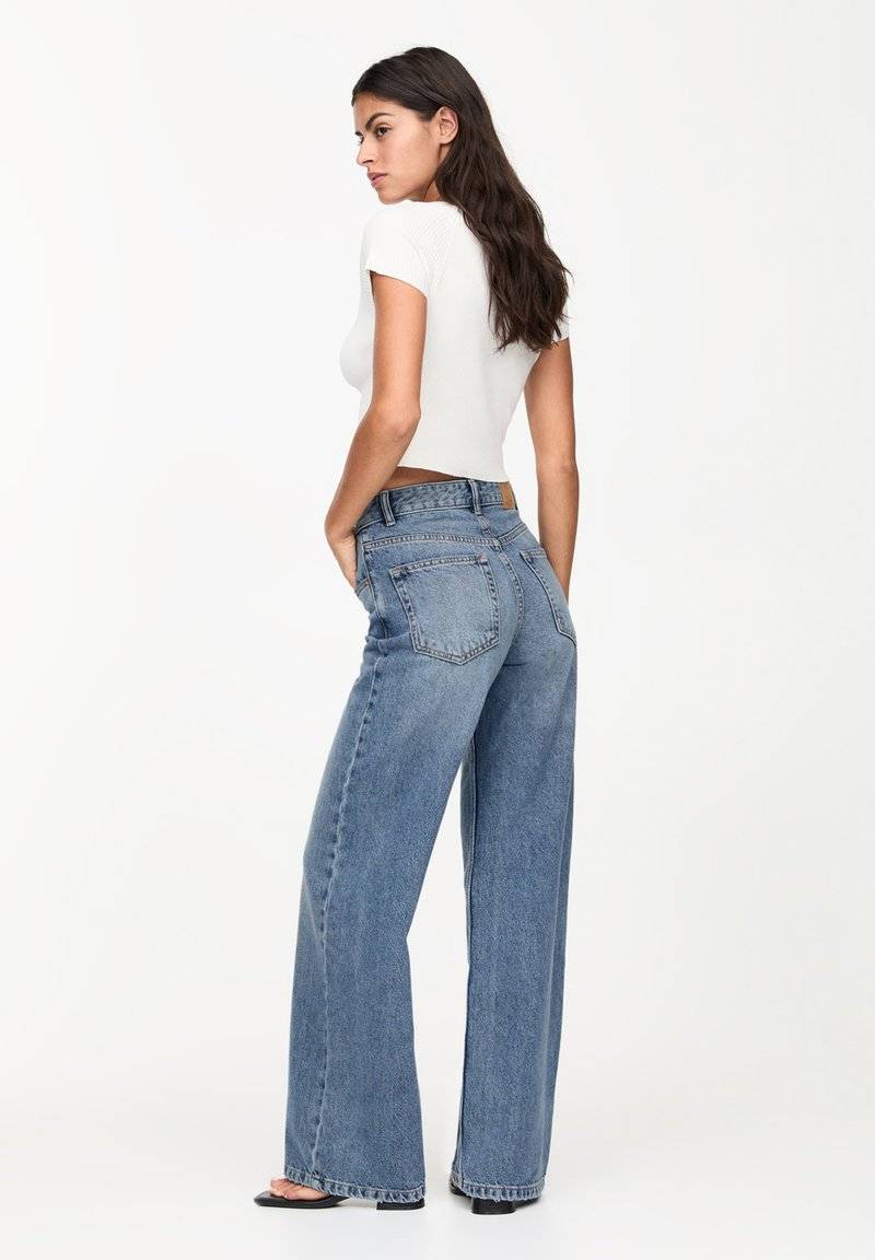 PULL&BEAR PULL&BEAR MID-RISE WIDE - Flared Jeans - blue JETZT KAUFEN
