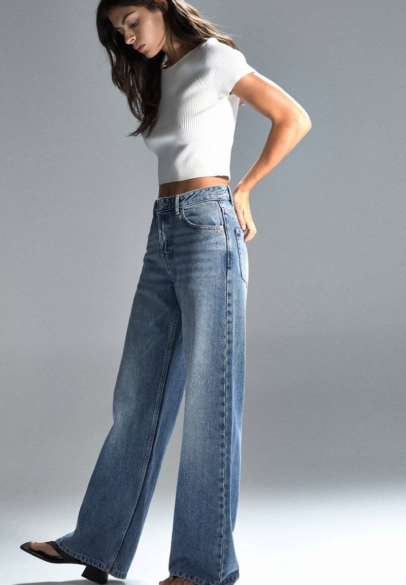 PULL&BEAR PULL&BEAR MID-RISE WIDE - Flared Jeans - blue JETZT KAUFEN