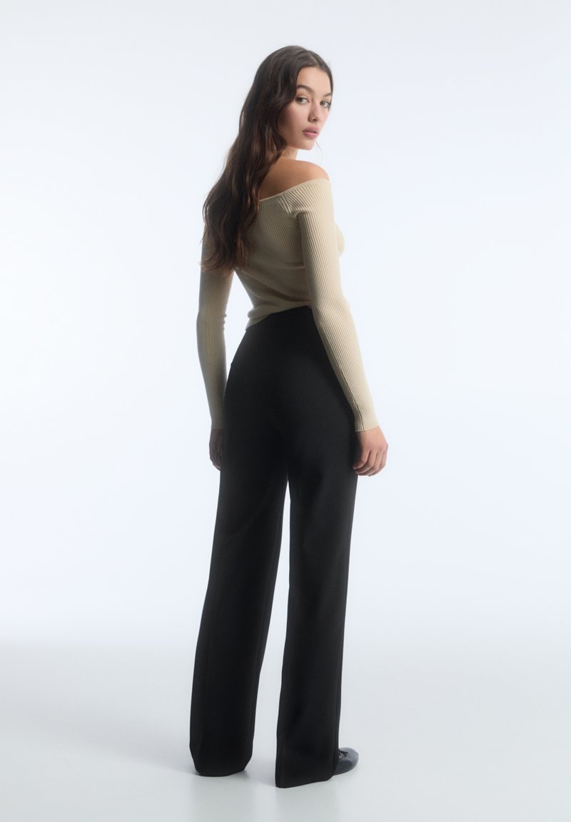 PULL&BEAR PULL&BEAR IM REGULAR-FIT MIT ZIERNAHT VORNE - Trousers - black Super Rabatt