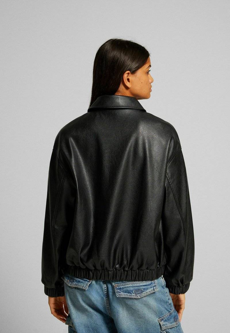 Bershka Bershka DAD FIT - Faux leather jacket - black 50% Rabatt mit kostenlosem Versand