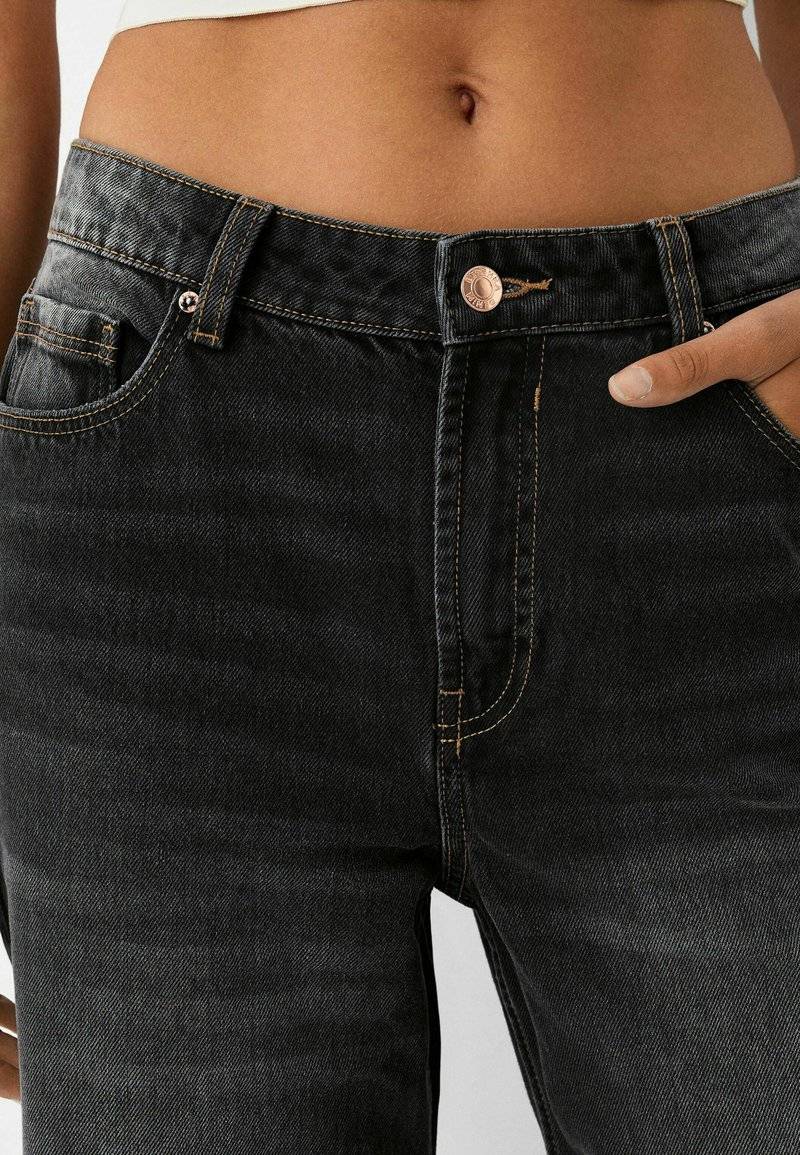Bershka Bershka BAGGY - Flared Jeans - black Kostenloser Versand international