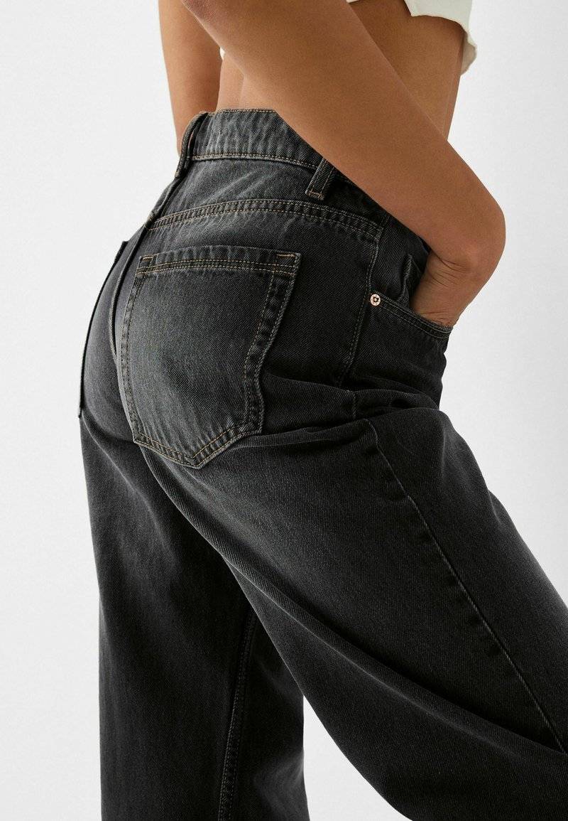 Bershka Bershka BAGGY - Flared Jeans - black Kostenloser Versand international