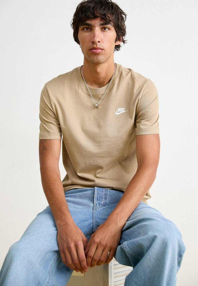 Nike Sportswear Nike Sportswear CLUB TEE - Basic T-shirt - khaki Im Verkauf