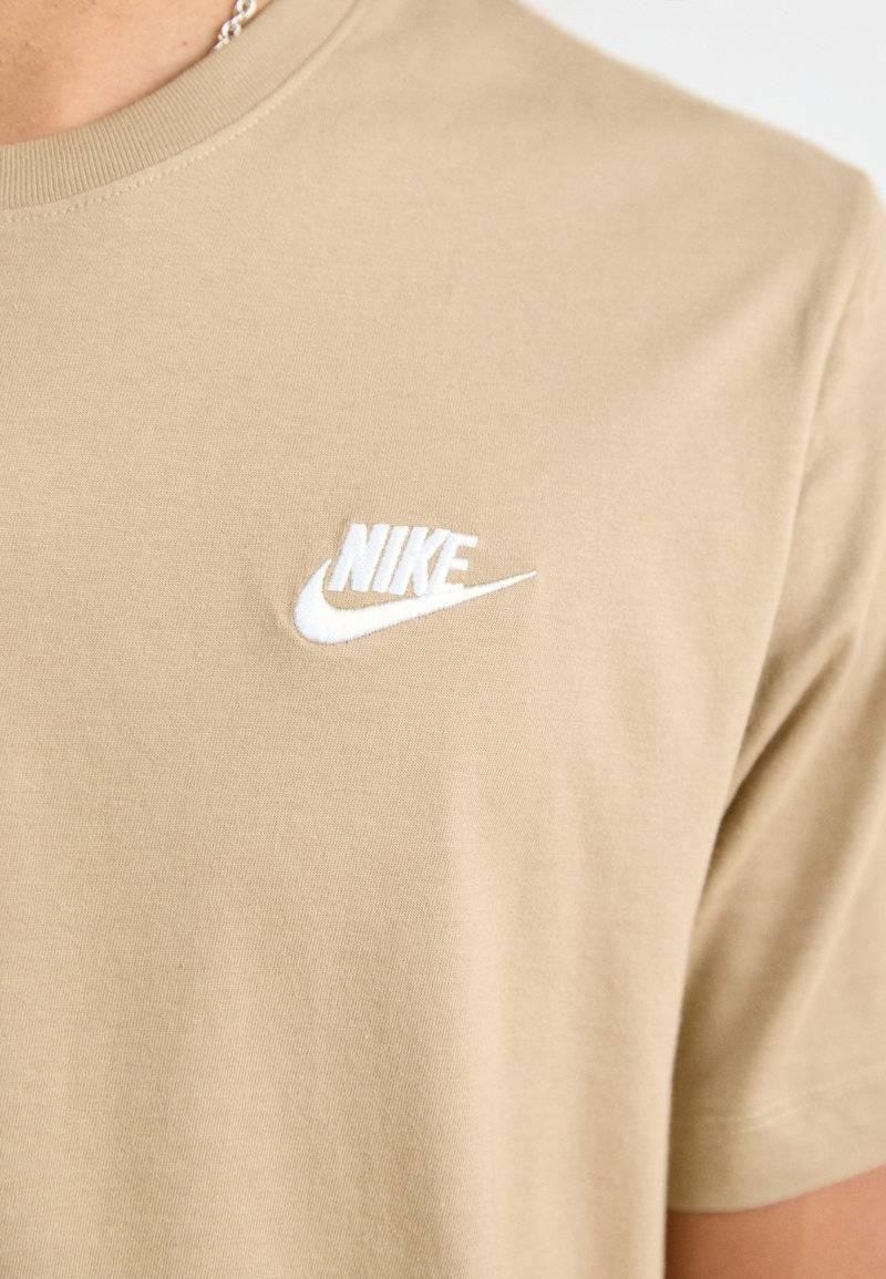 Nike Sportswear Nike Sportswear CLUB TEE - Basic T-shirt - khaki Im Verkauf