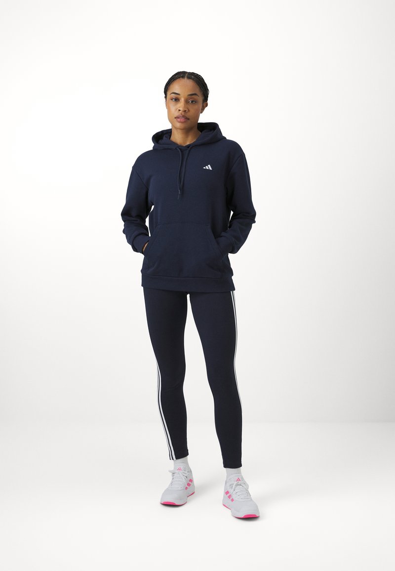 adidas Sportswear adidas Sportswear ESSENTIALS SMALL LOGO FEEL COZY HOODIE - Hoodie - legend ink Kauf eins, bekomm eins gratis