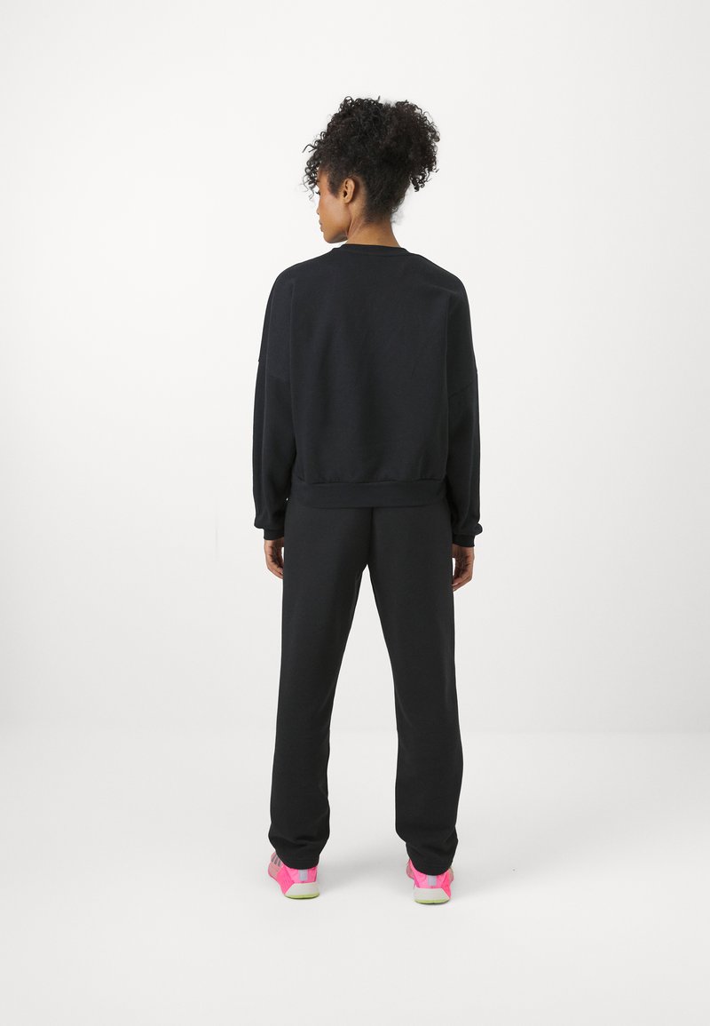 adidas Sportswear adidas Sportswear ESSENTIALS SMALL LOGO FEEL COZY OPEN HEM PANT - Tracksuit bottoms - black Letzte 3 Tage