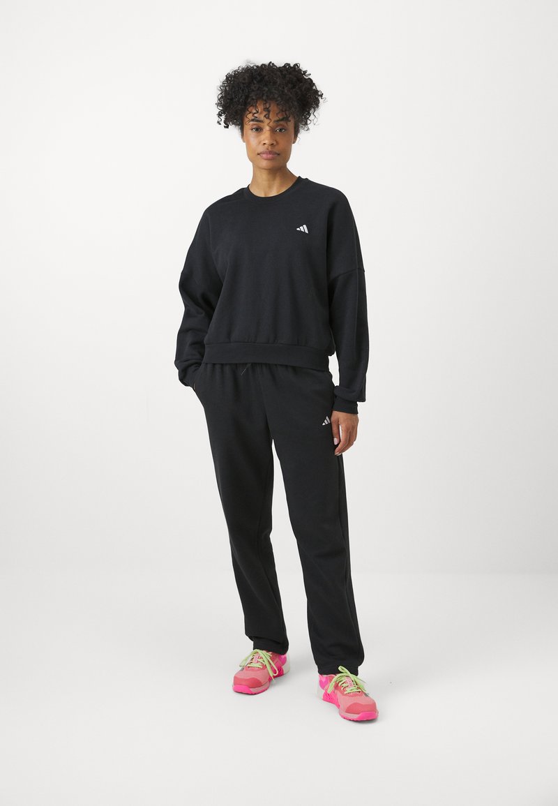 adidas Sportswear adidas Sportswear ESSENTIALS SMALL LOGO FEEL COZY OPEN HEM PANT - Tracksuit bottoms - black Letzte 3 Tage