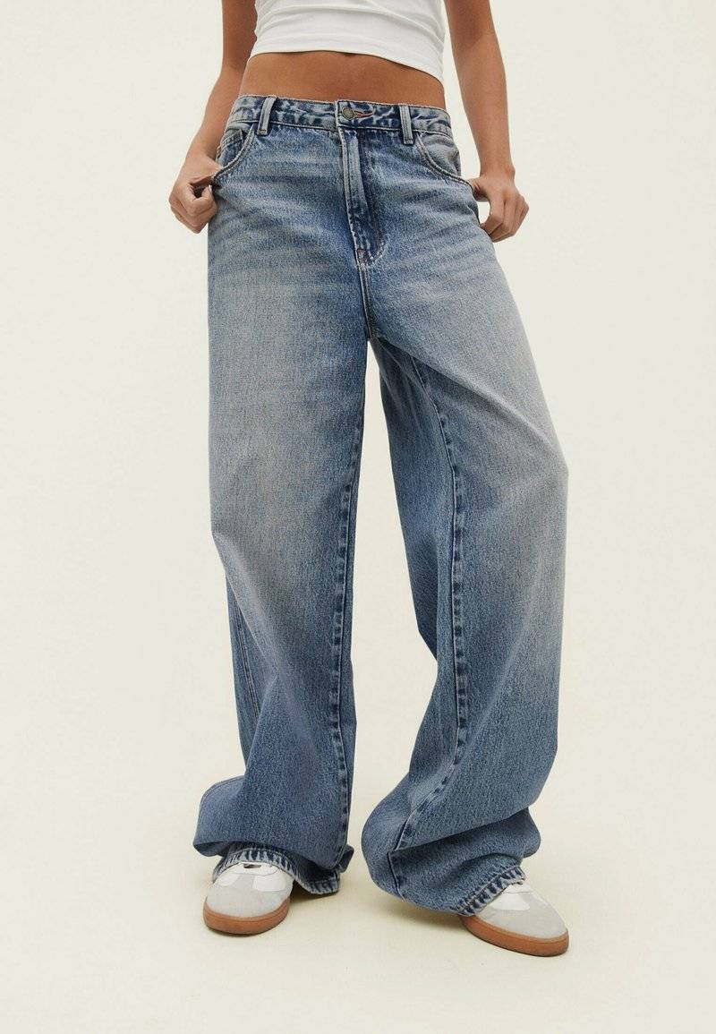 Stradivarius Stradivarius BAGGY - Flared Jeans - blue denim Outlet