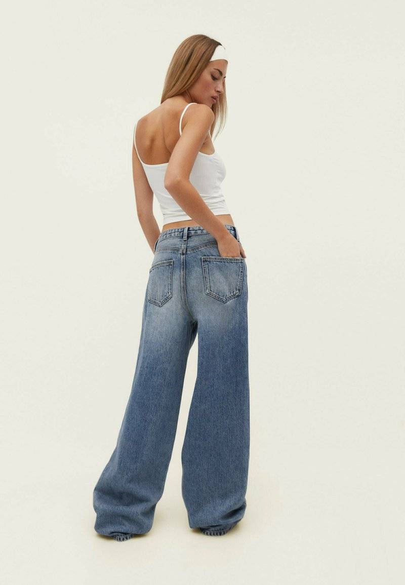 Stradivarius Stradivarius BAGGY - Flared Jeans - blue denim Outlet