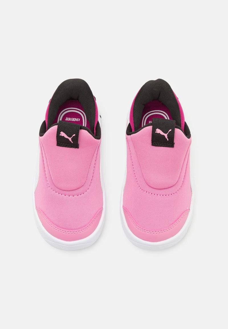 Puma Puma COURTFLEX V3 EASE IN UNISEX - Training shoe 50% Rabatt mit kostenlosem Versand
