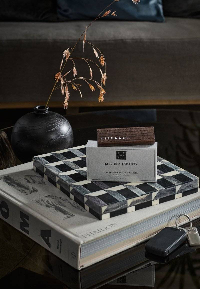 Rituals Rituals CAR PERFUME "LIFE IS A JOURNEY" SPORT - LEATHER, TONKA BEAN & HERBACEOUS PATCHOULI - Home fragrance Vatertagsangebot