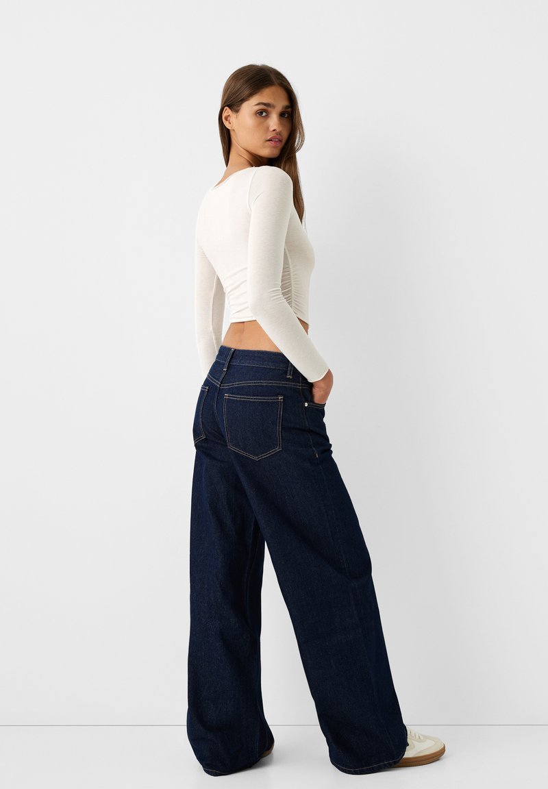 Bershka Bershka WIDE-LEG - Relaxed fit jeans - royal blue Bestseller