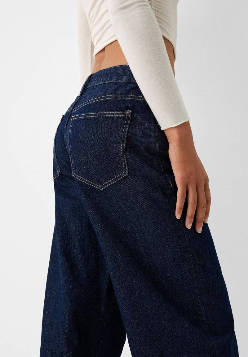 Bershka Bershka WIDE-LEG - Relaxed fit jeans - royal blue Bestseller